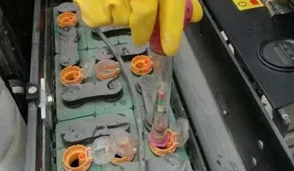 90%的人竟然不知路，叉车蓄电池要加水？